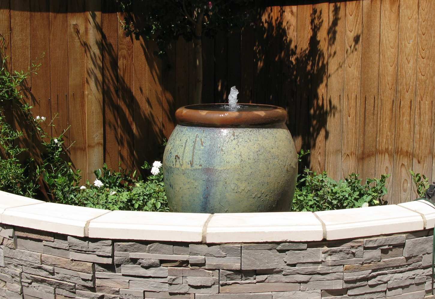 Outdoor water bubbler fountain